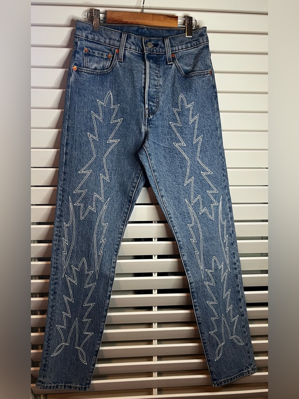 Levi's Medium Blue Straight-Leg Jeans with White Zigzag Embroidery. New no tags - Picture 2 of 15
